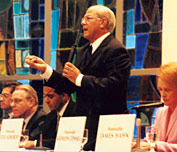 Steve makes a point at the University Synagogue.